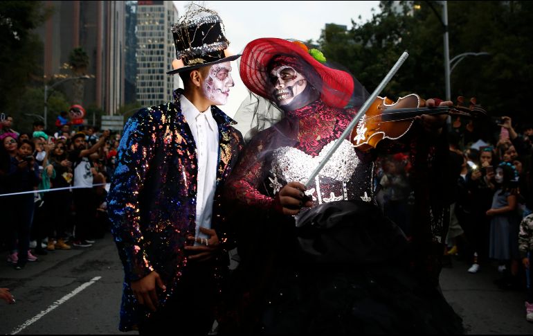 La colorida procesión llega hasta el Zócalo capitalino en medio de una multitud que se muestra asombrada ante las caracterizaciones. AP/G. Riquelme