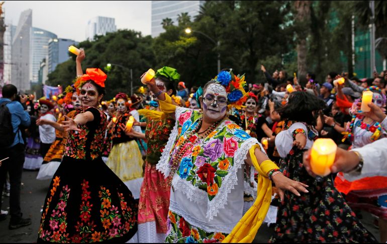 La colorida procesión llega hasta el Zócalo capitalino en medio de una multitud que se muestra asombrada ante las caracterizaciones. AP/G. Riquelme