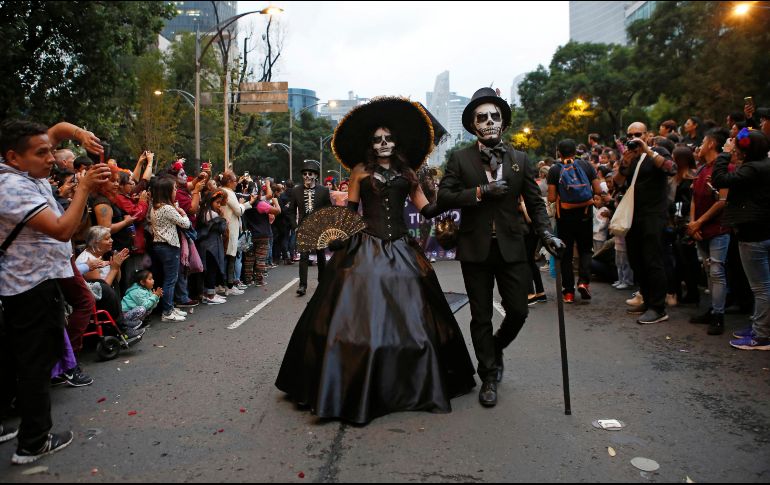 La colorida procesión llega hasta el Zócalo capitalino en medio de una multitud que se muestra asombrada ante las caracterizaciones. AP/G. Riquelme