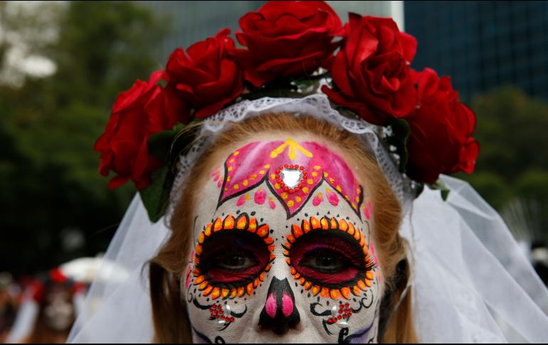 La colorida procesión llega hasta el Zócalo capitalino en medio de una multitud que se muestra asombrada ante las caracterizaciones. AP/G. Riquelme
