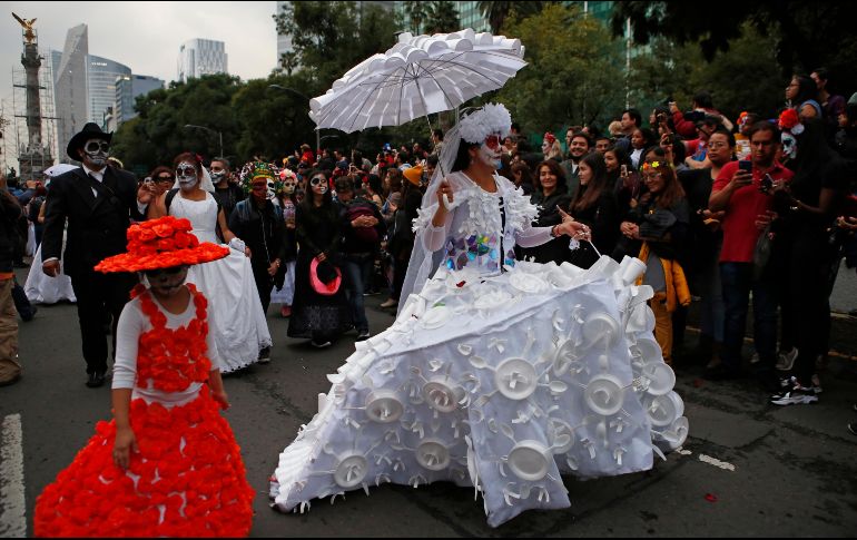 La colorida procesión llega hasta el Zócalo capitalino en medio de una multitud que se muestra asombrada ante las caracterizaciones. AP/G. Riquelme