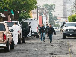Peritos laboran en la zona de la refriega entre policías y delincuentes en la ciudad de Morelia. EFE