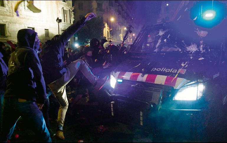 Manifestantes proindependentistas enfrentan a policías durante las manifestaciones en Barcelona. AFP