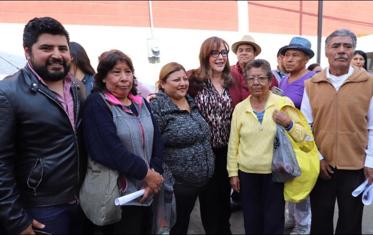 Polevsky (c) hace fila para entrar a la asamblea del distrito 24 en Naucalpan. TWITTERqyeidckol