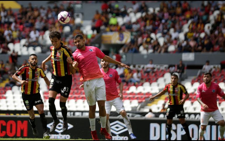 Ambos equipos buscaron con sus formas abrir el marcador, pero ninguno tenía la claridad para hacerlo salvo en balones aéreos. EL INFORMADOR / F. Atilano
