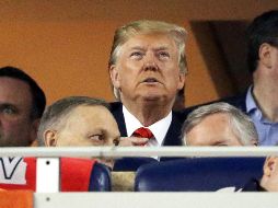 Trump saludó a los presentes desde el lugar en el que estaba ubicado cuando fue anunciada su presencia en el sonido local. AFP / P. Smith