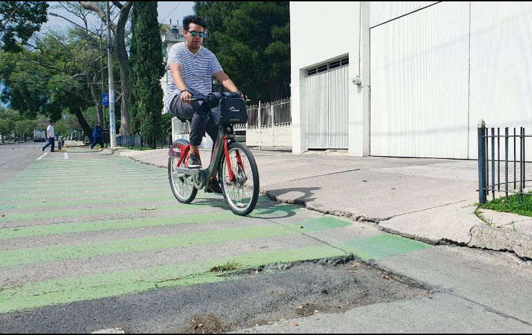 Usuarios ven pendientes en la ciclovía. EL INFORMADOR / P. López