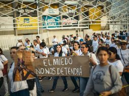 Activistas, funcionarios, políticos y familias se concentraron en la explanada del estadio de futbol de los Dorados. AP