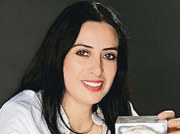 Rita Basulto posa con el Ojo que se le entregó en el FICM; en las imágenes de abajo aparecen algunos de los fotogramas de “Eclosión”. CORTESÍA / Tito Ramírez