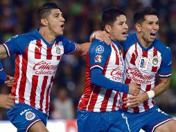 Alan Pulido se suma al festejo en el gol de “Chofis” López, quien es abrazado por Jesús Molina, autor del primer tanto. IMAGO7