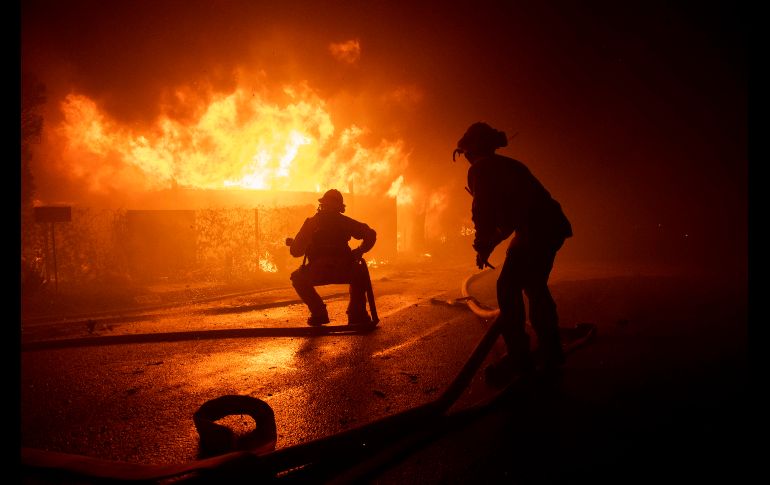 El incendio Getty amenaza este lunes a miles de hogares en esta adinerada zona después de que se desatase en la madrugada muy cerca de la autopista 405