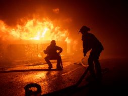 El incendio Getty amenaza este lunes a miles de hogares en esta adinerada zona después de que se desatase en la madrugada muy cerca de la autopista 405