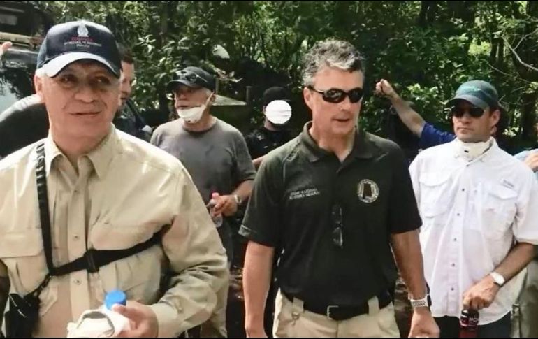 El jefe de la policía de Sinaloa (izq) acompañó a agentes de la DEA y otros funcionarios de EE.UU. en una visita al estado el 12 de septiembre. DEA