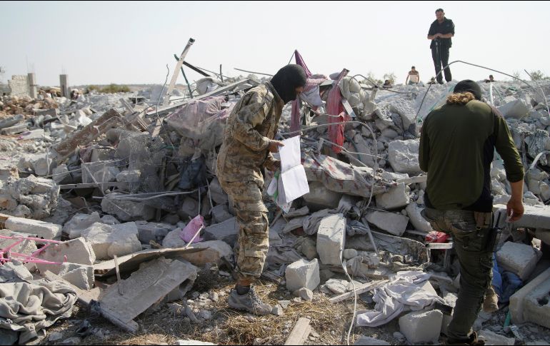 Miembros del Organismo de la Liberación del Levante recorren este domingo el lugar donde tuvo lugar la operación contra Abu Bakr al Bagdadi. EFE/Y. Nemah