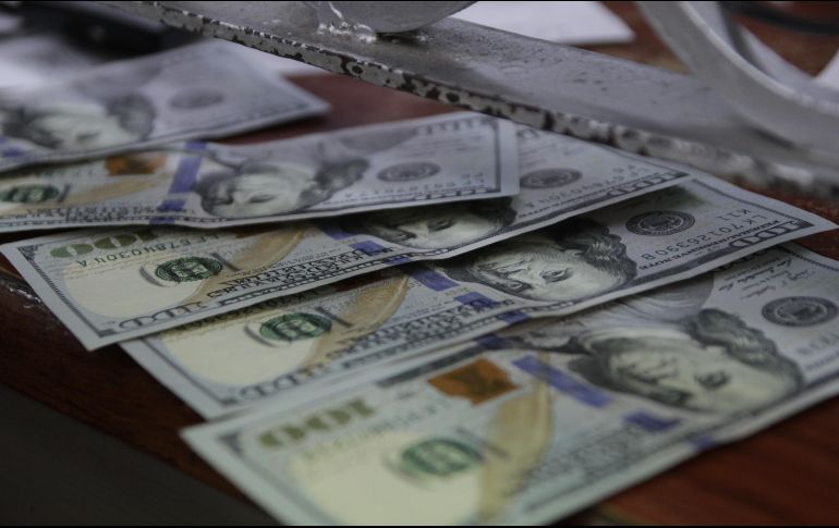 El billete verde se compró en un mínimo de 18.38 pesos en sucursales capitalinas. EL INFORMADOR/ARCHIVO