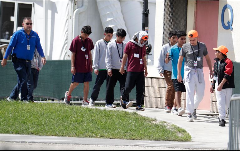 Amnistía Internacional señaló que a principios de abril más de dos mil 100 niños de edades entre 13 y 17 años fueron alojados en el centro. AP/ L. Sladky