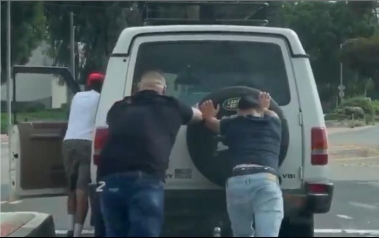 Andy Ruiz (i) no dudó en prestar apoyo en compañía de otro boxeador, Anthony Garnica (d). ESPECIAL