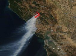 En las imágenes se puede apreciar el humo provocado por los incendios en Ensenada y de Tijuana, así como los que tuvieron lugar en el estado de California, en Estados Unidos.TWITTER / @NASA