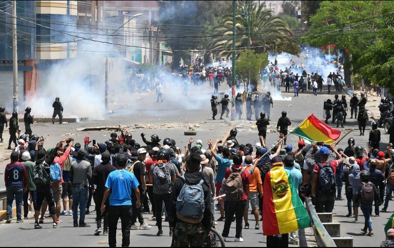 Manifestantes se enfrentan con policías antidisturbios este lunes en Cochabamba. EFE/J. Ábrego