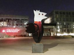 Simón Cruz instaló la escultura “El gallo”. CORTESÍA