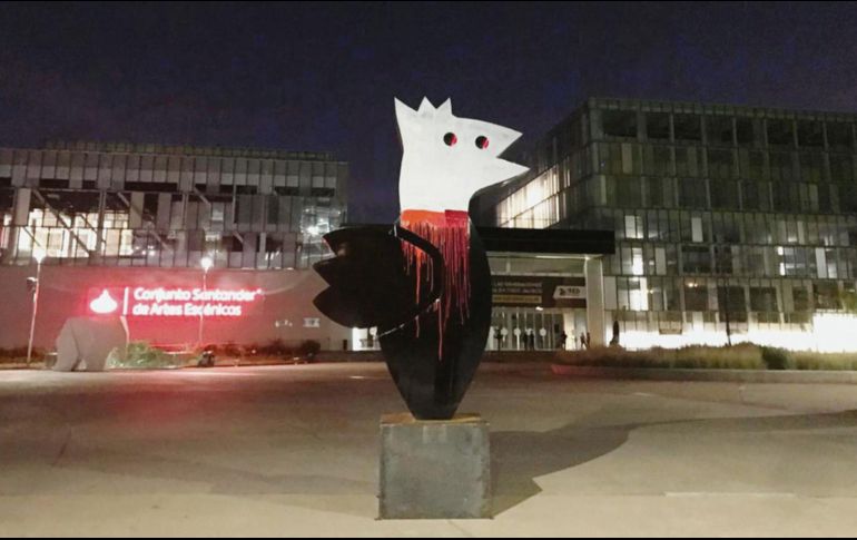 Simón Cruz instaló la escultura “El gallo”. CORTESÍA