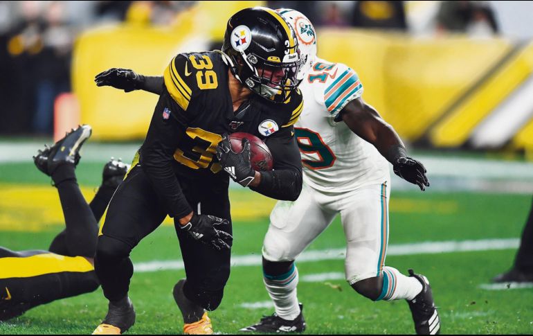 Minkah Fitzpatrick (#39), llegado a Pittsburgh apenas el mes pasado proveniente de Miami, interceptó en dos ocasiones a su ex equipo. AFP / J. Sargent
