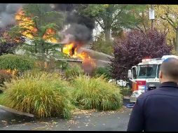 De momento se desconoce el número de personas que viajaban a bordo de la aeronave ni tampoco si hay víctimas en las viviendas afectadas, según la cadena de televisión NBC News. FACEBOOK / Michael Yonone