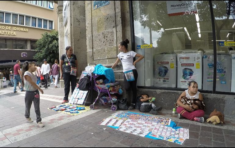 La Canaco advirtió que las actividades de los ambulantes suelen aumentar durante la temporada navideña, la cual comenzará en un mes. EL INFORMADOR / ARCHIVO