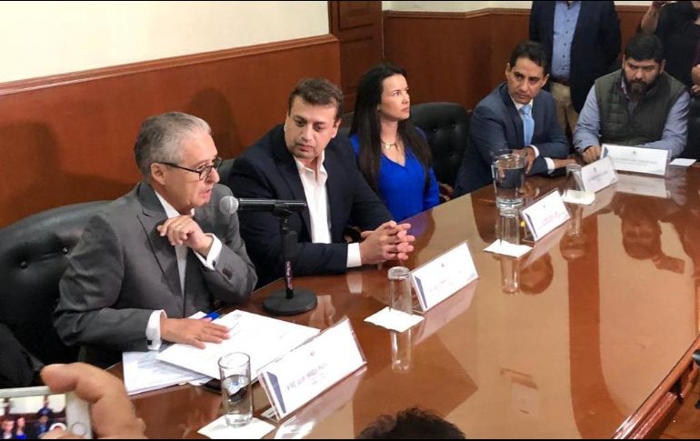 El secretario general, Enrique Ibarra, acudió al Poder Legislativo a entregar el oficio donde manifiesta la intención del gobernador de asistir a sesión del Congreso. EL INFORMADOR / R. Rivas