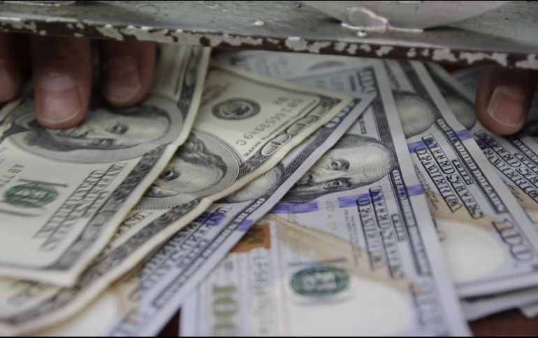 El billete verde se compró en un mínimo de 17.95 pesos en sucursales capitalinas. EL INFORMADOR/ARCHIVO