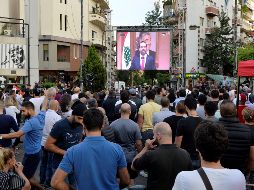 Miles de personas reaccionan mientras ven en la pantalla gigante la dimisión del primer ministro libanés, Saad Hariri. EFE/W. Hamzeh