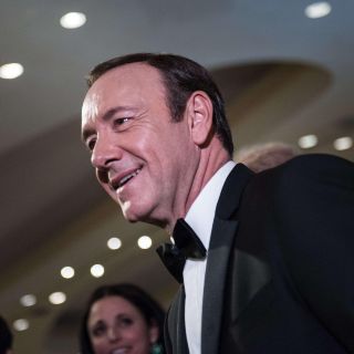 Retiran cargos a Kevin Spacey tras muerte de acusador