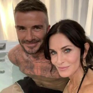 Courteney Cox presume foto con David Beckham en jacuzzi