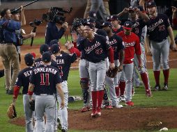 Animados por una decisión de los umpires en la inicial durante el séptimo inning, los Nacionales aumentaron su ventaja. AFP / Tim Warner