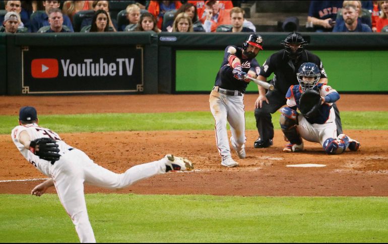 Adam Eaton conectó cuadrangular solitario en el quinto rollo ante Justin Verlander, para colaborar a la victoria de los Nacionales en el sexto juego de la Serie Mundial. AFP