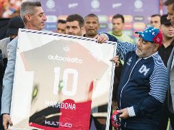 El Diego fue homenajeado en su ex casa y luego dirigió desde un sofá. ESPECIAL