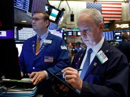 El NYSE Composite retrocede 14.33 puntos, al colocarse en 13 mil 195.30 unidades. AP / R. Drew