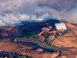 El fuego se acerca a ña Biblioteca Presidencial Ronald Reagan en Simi Valley, California. AP/KTLA-TV