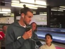 Al momento de escuchar el grito del pequeño y de su madre, el futbolista los vio, los ignoró y de inmediato regresó la vista al frente. TWITTER