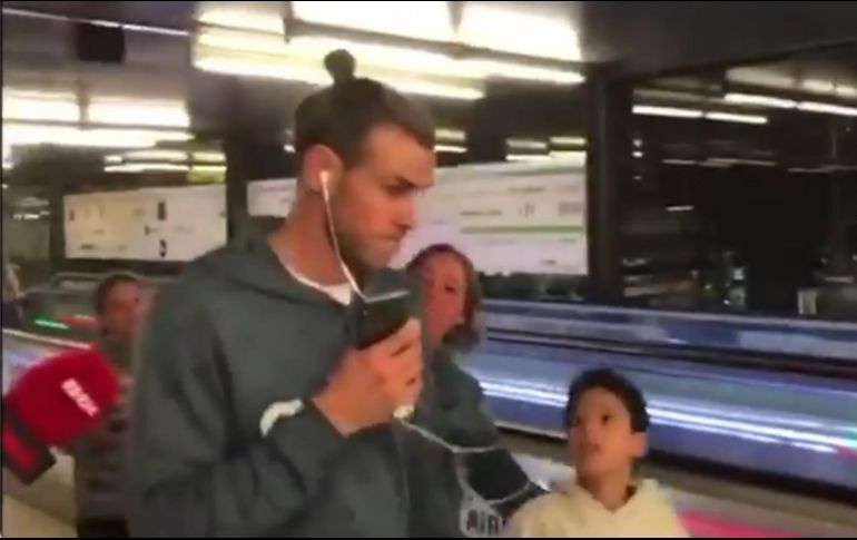 Al momento de escuchar el grito del pequeño y de su madre, el futbolista los vio, los ignoró y de inmediato regresó la vista al frente. TWITTER