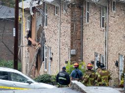 Imágenes de televisión muestran un edificio de apartamentos con destrozos en una gran sección de su pared y parte del techo. AP / D. Goldman