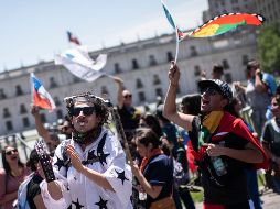Este miércoles, cientos de manifestantes se concentraron frente al Palacio de La Moneda, pero carabineros los están dispersando con cañones de agua, reportó el diario local La Tercera. AFP/ P. Ugarte