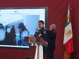 El secretario de la Defensa Nacional, Luis Cresencio Sandoval (i), ofrece una rueda de prensa junto al Presidente Andrés Manuel López Obrador (c) este miércoles en el Palacio Nacional. EFE/M. Guzmán