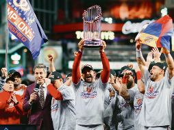 El mánager Dave Martínez alza el trofeo que acredita a los Nacionales como campeones de las Grandes Ligas tras conquistar su primera Serie Mundial. AFP
