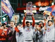 El mánager Dave Martínez alza el trofeo que acredita a los Nacionales como campeones de las Grandes Ligas tras conquistar su primera Serie Mundial. AFP