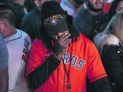 Un fanático de la novena de Houston parece llorar tras consumarse la derrota de su equipo en el séptimo juego de la Serie Mundial, que le da el título a los Nacionales. AFP