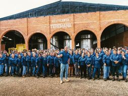 Dwayne Johnson posa con los trabajadores de la Destilería Teremana. TWITTER / @THEROCK
