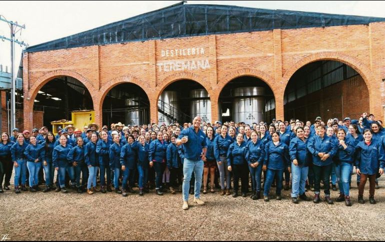 Dwayne Johnson posa con los trabajadores de la Destilería Teremana. TWITTER / @THEROCK
