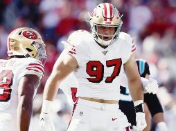 Nick Bosa (#97) y la defensiva de los 49ers han generado muchos dolores de cabeza este año. AFP / E. Shaw