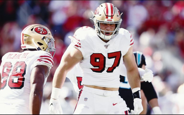 Nick Bosa (#97) y la defensiva de los 49ers han generado muchos dolores de cabeza este año. AFP / E. Shaw